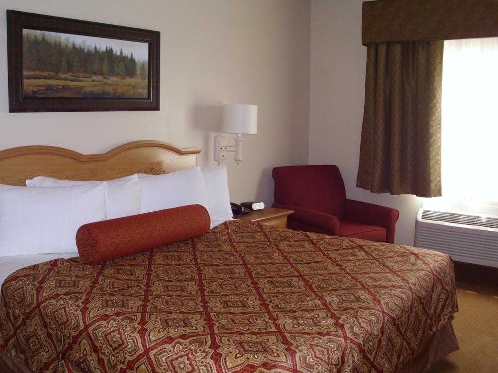 Savanna Inn & Suites Номер фото