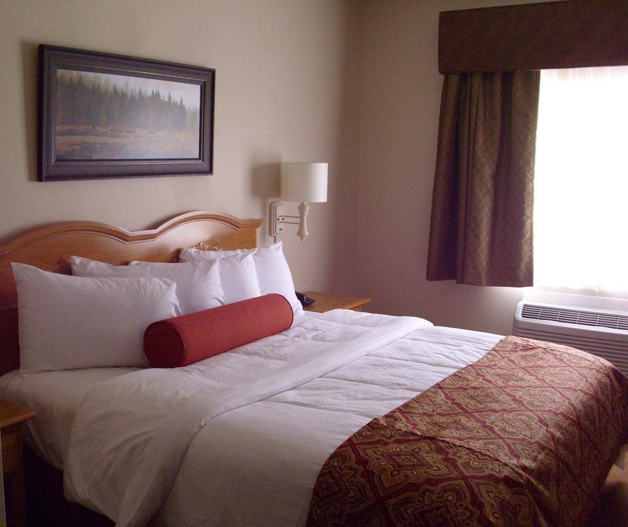 Savanna Inn & Suites Номер фото