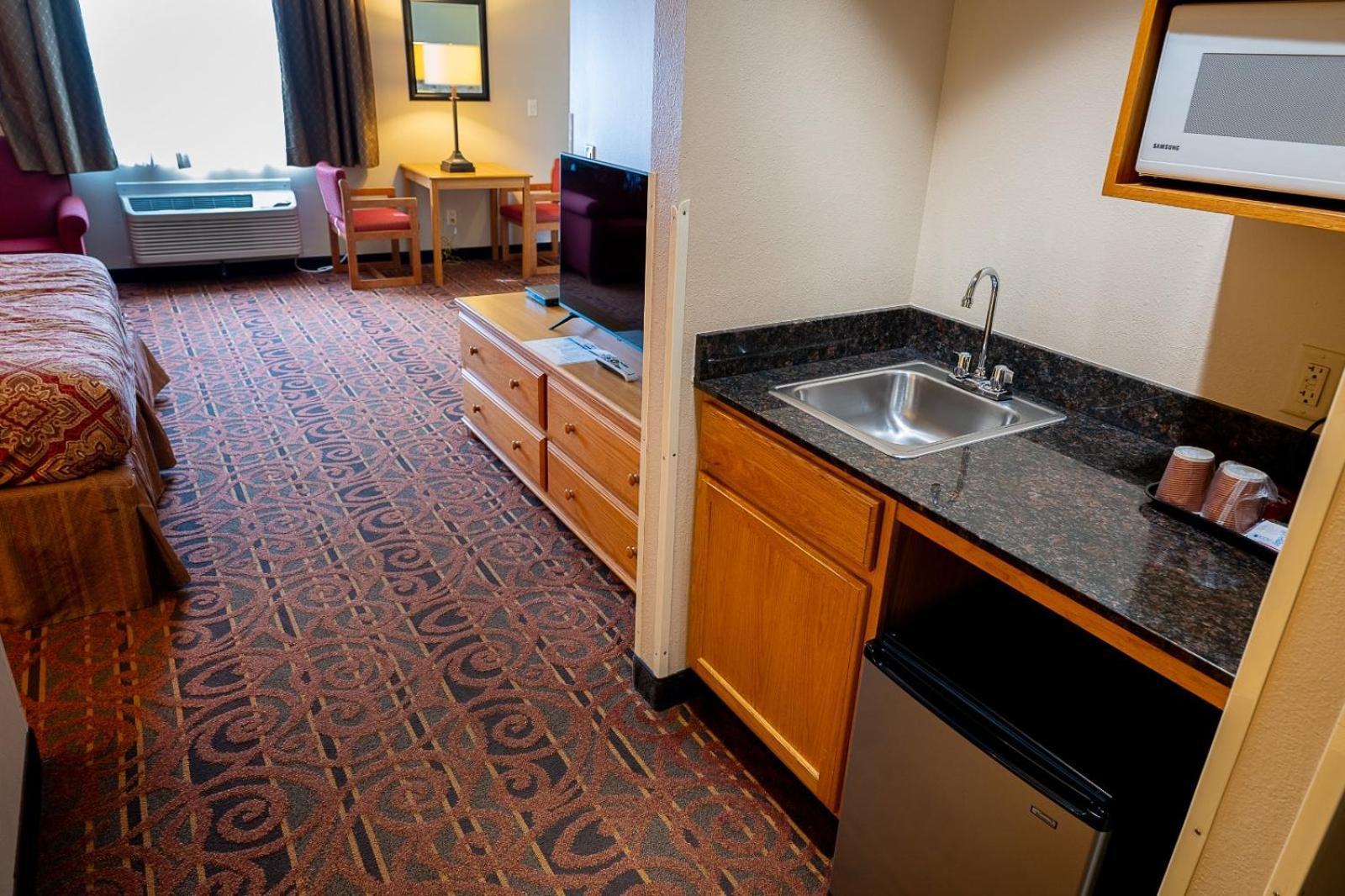 Savanna Inn & Suites Экстерьер фото