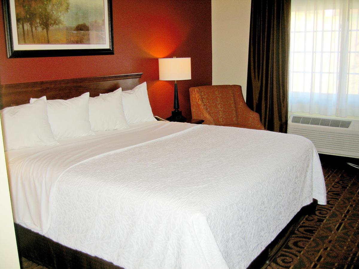 Savanna Inn & Suites Экстерьер фото